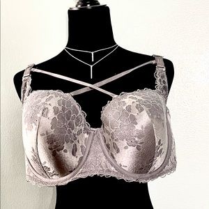 Brand New NEVER WORN 44DD Torrid Tags still on. Smoke free home. 6 ways to wear!